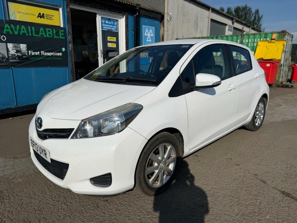 Toyota Yaris Hatchback 1.33 Dual Vvt-i Tr Euro 5 201313 White #3