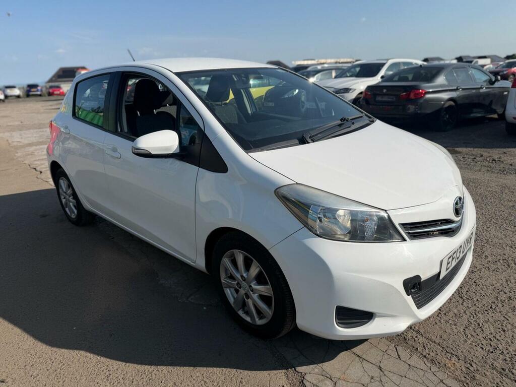 Toyota Yaris Hatchback 1.33 Dual Vvt-i Tr Euro 5 201313 White #2
