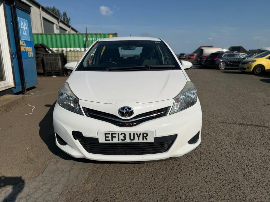 Toyota Yaris Hatchback 1.33 Dual Vvt-i Tr Euro 5 201313 White