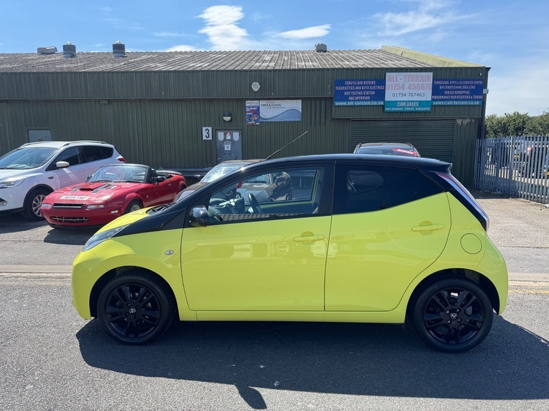 Toyota Aygo Vvt-i X-cite 3 X-shift Yellow #3