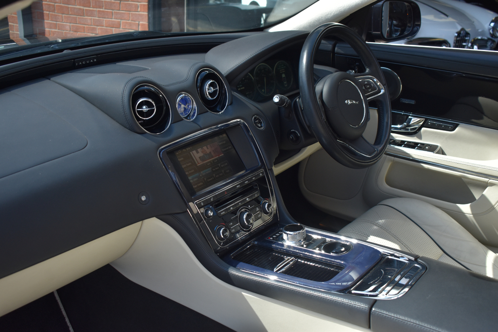 Jaguar XJ Automatic Silver #50