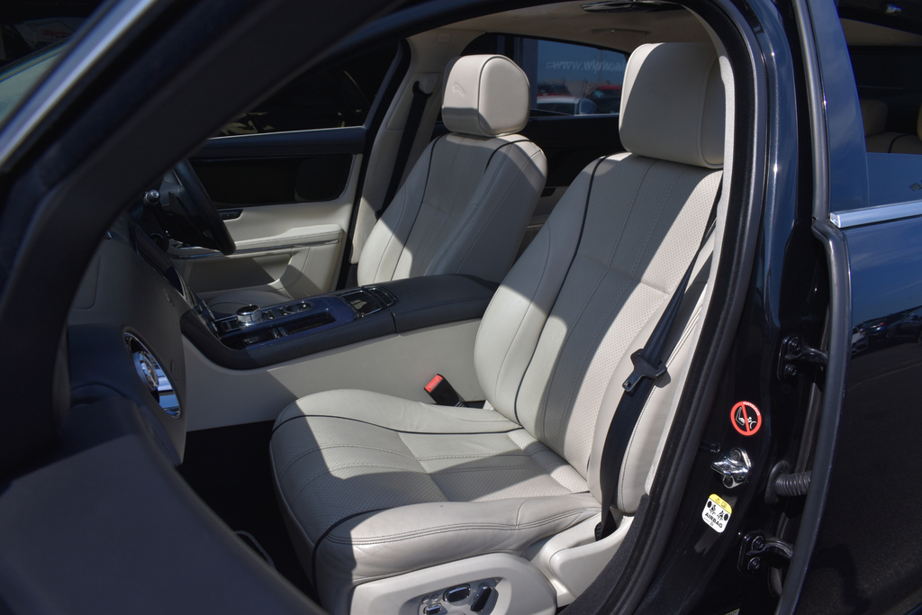 Jaguar XJ Automatic Silver #10