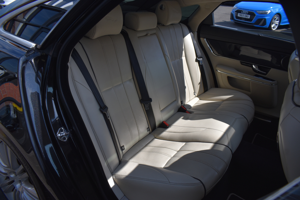 Jaguar XJ Automatic Silver #40