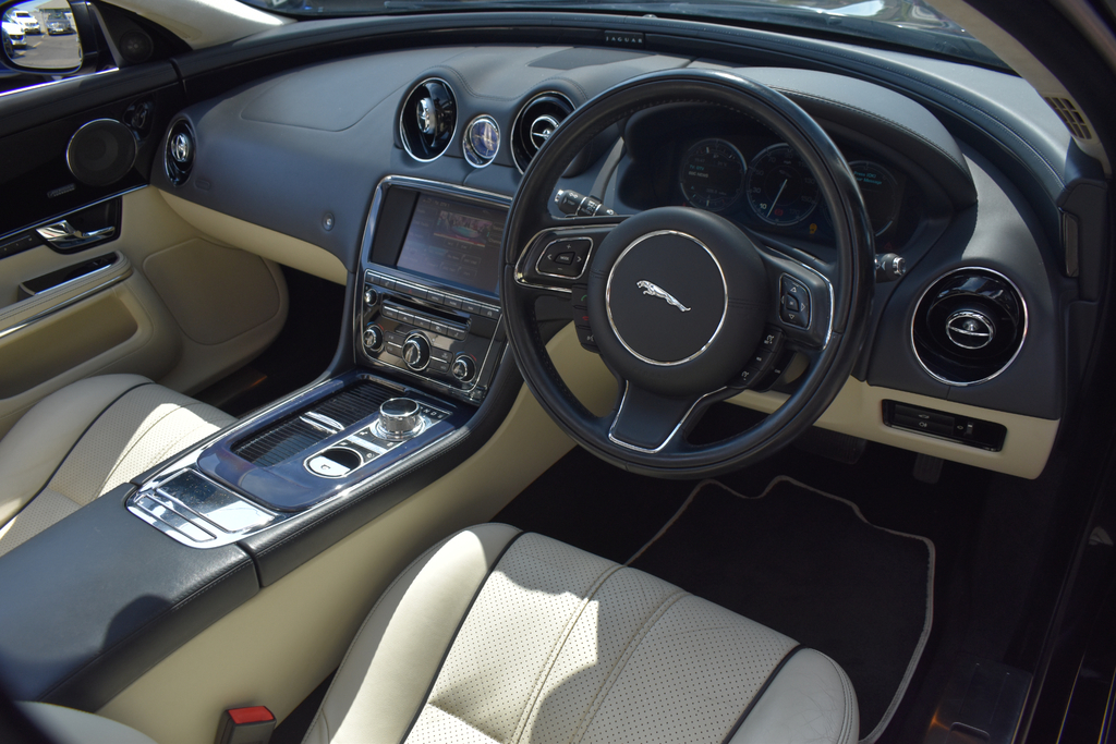 Jaguar XJ Automatic Silver #28
