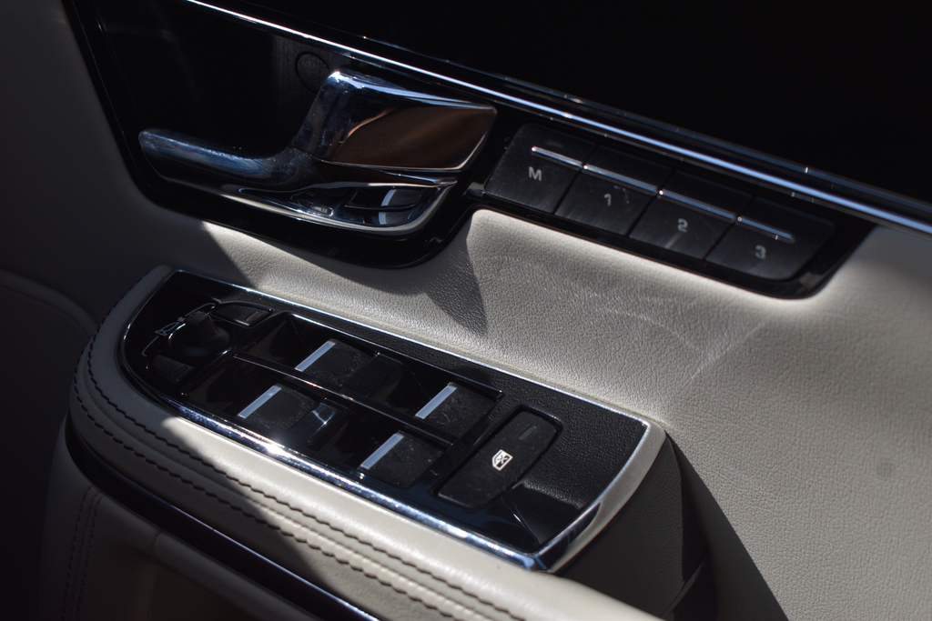 Jaguar XJ Automatic Silver #61