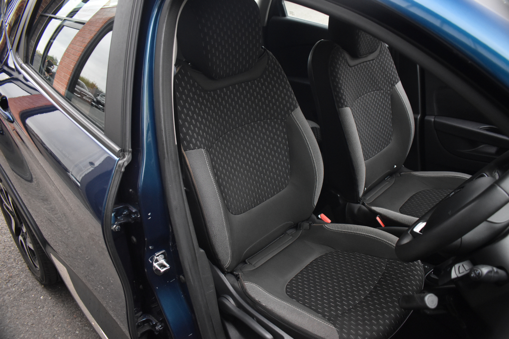 Renault Captur 0.9 Iconic Tce 89 Bhp Black #20