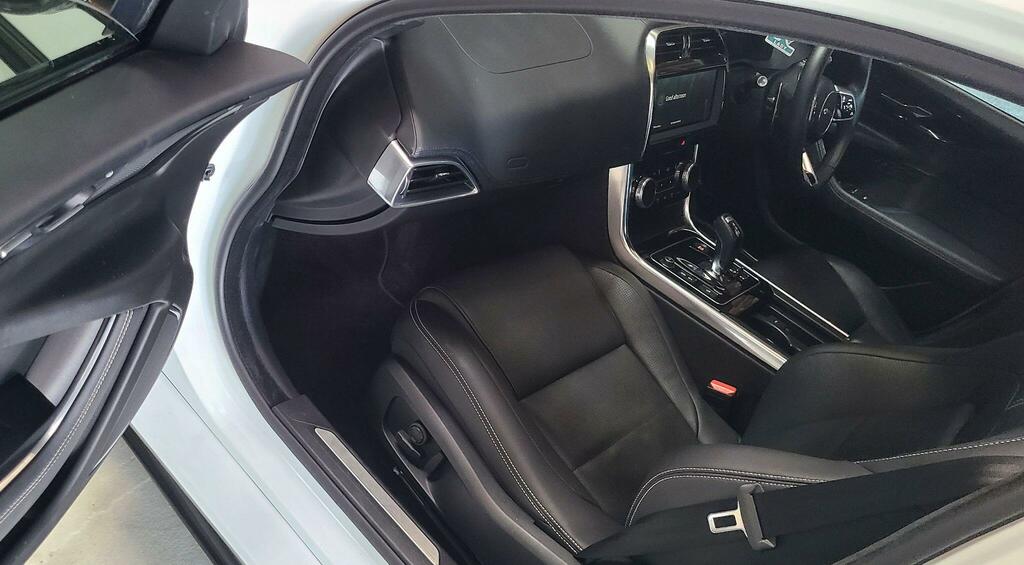 Jaguar XE D200 R-dynamic Se Black  #54