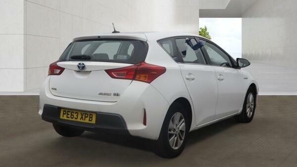 Toyota Auris Icon White #2