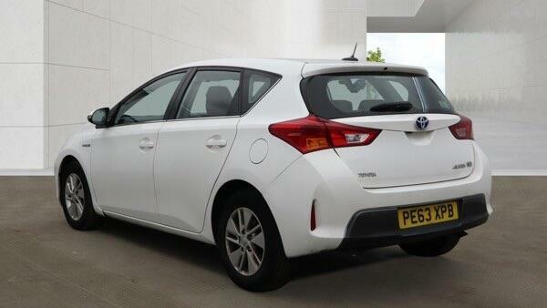Toyota Auris Icon White #4