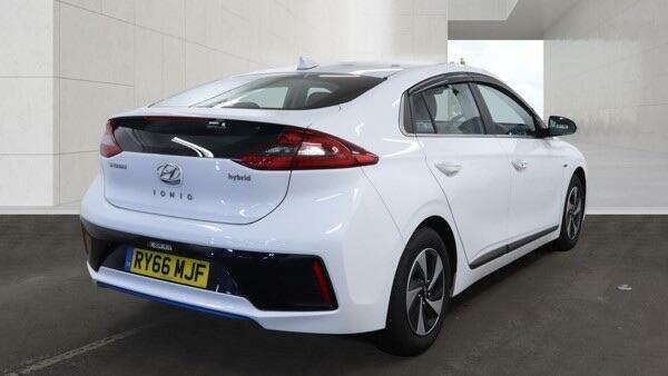 Hyundai Ioniq Premium Se White #2