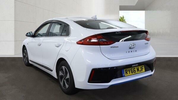 Hyundai Ioniq Premium Se White #4