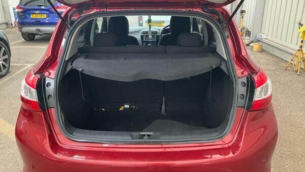 Nissan Pulsar Hatchback White #13