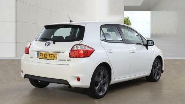Toyota Auris T Spirit White #2