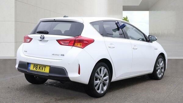Toyota Auris Excel White #2