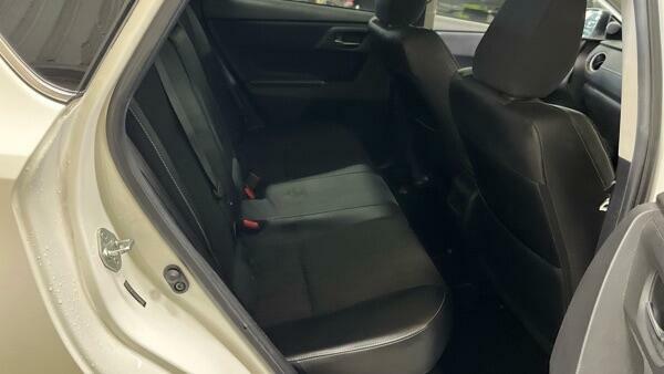Toyota Auris Excel White #6