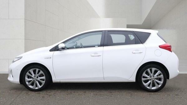 Toyota Auris Excel White #3