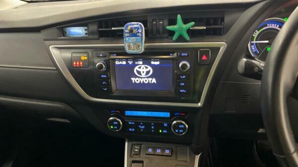 Toyota Auris Excel White #5