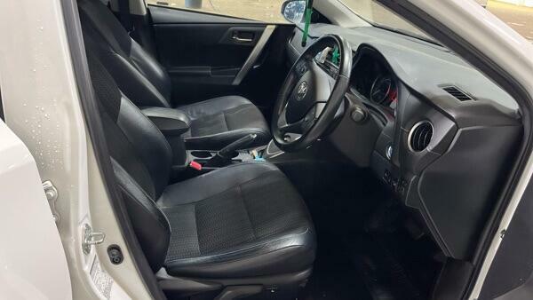 Toyota Auris Excel White #4