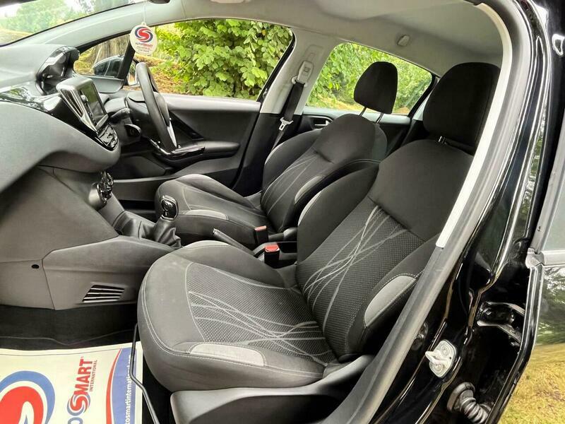 Peugeot 208 Style White #11