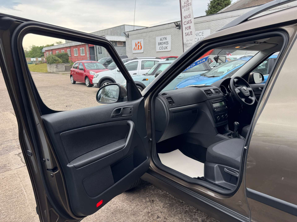 Skoda Yeti Suv 1.2 Tsi Se Dsg Euro 5 201313 Grey #47