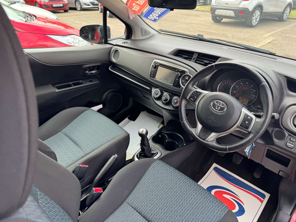 Toyota Yaris Hatchback White #30