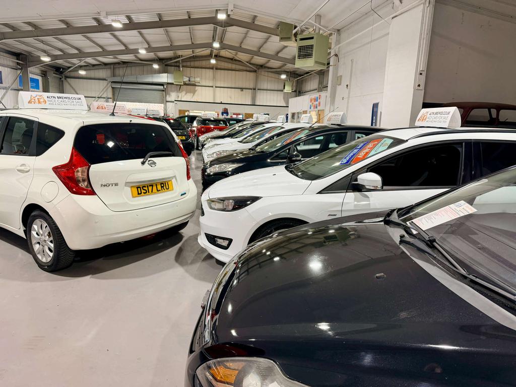 Toyota Yaris Hatchback White #61