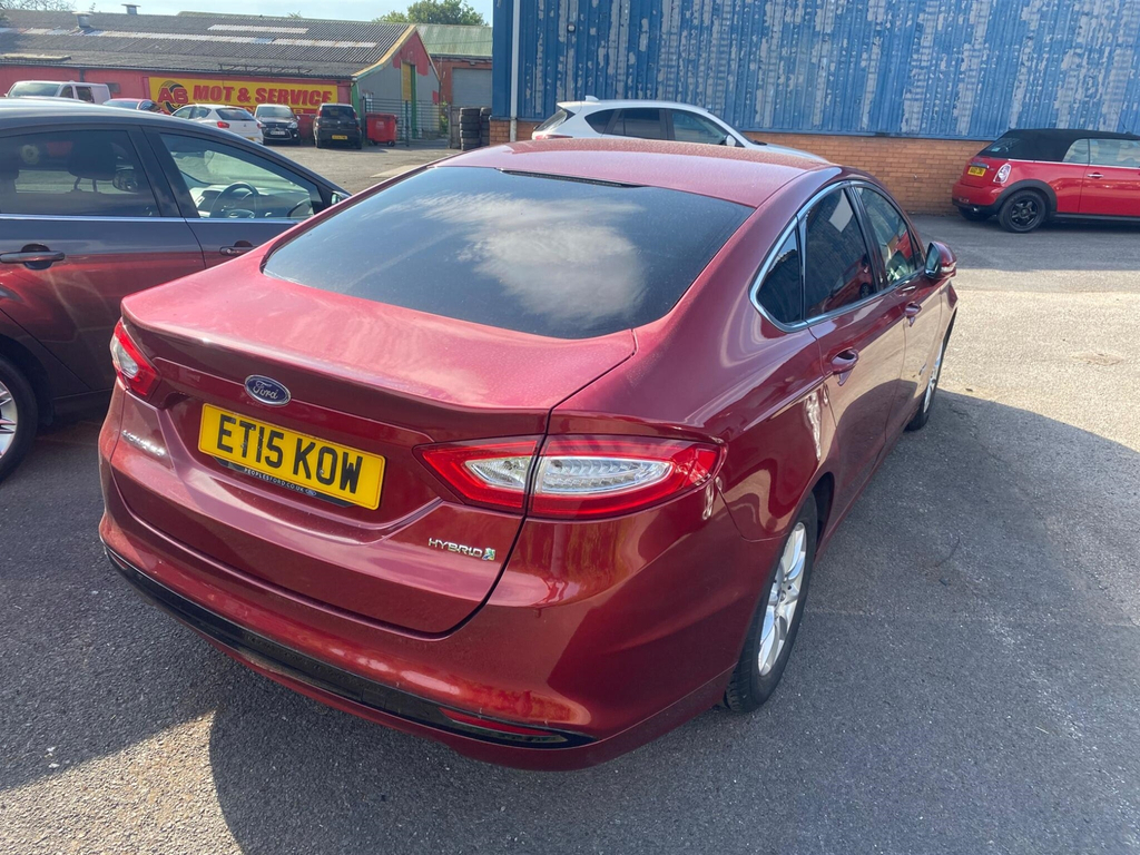 Ford Mondeo Saloon Red #4