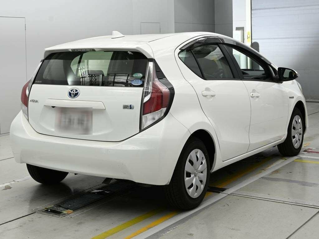 Toyota Aqua Hatchback White #4