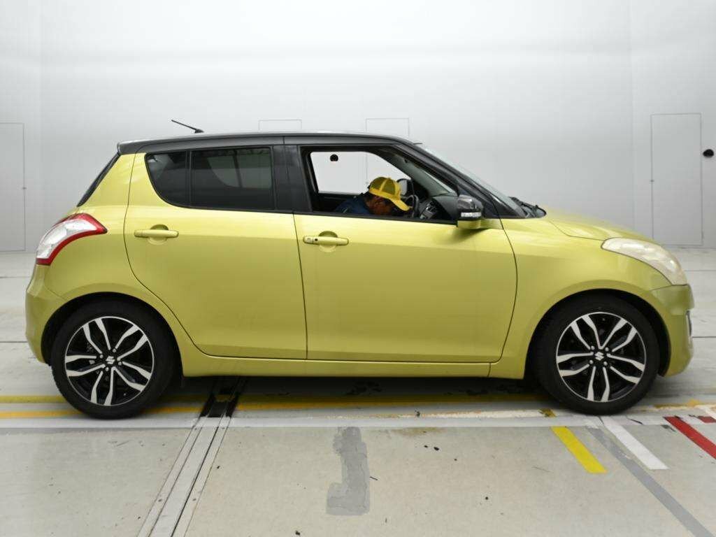 Suzuki Swift Hatchback Green #4