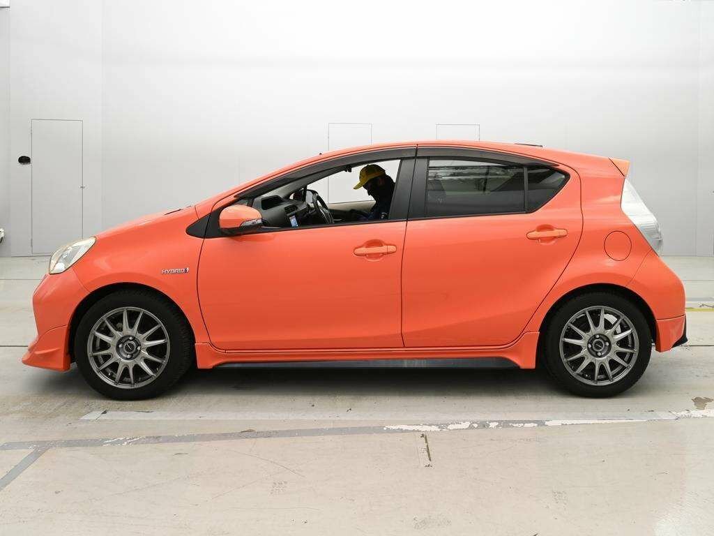 Toyota Aqua Hatchback Orange #4