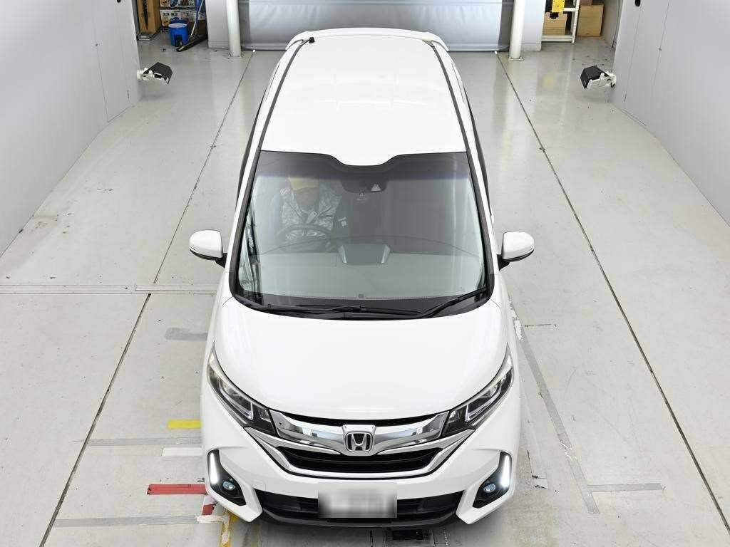 Honda Freed Hatchback White #2
