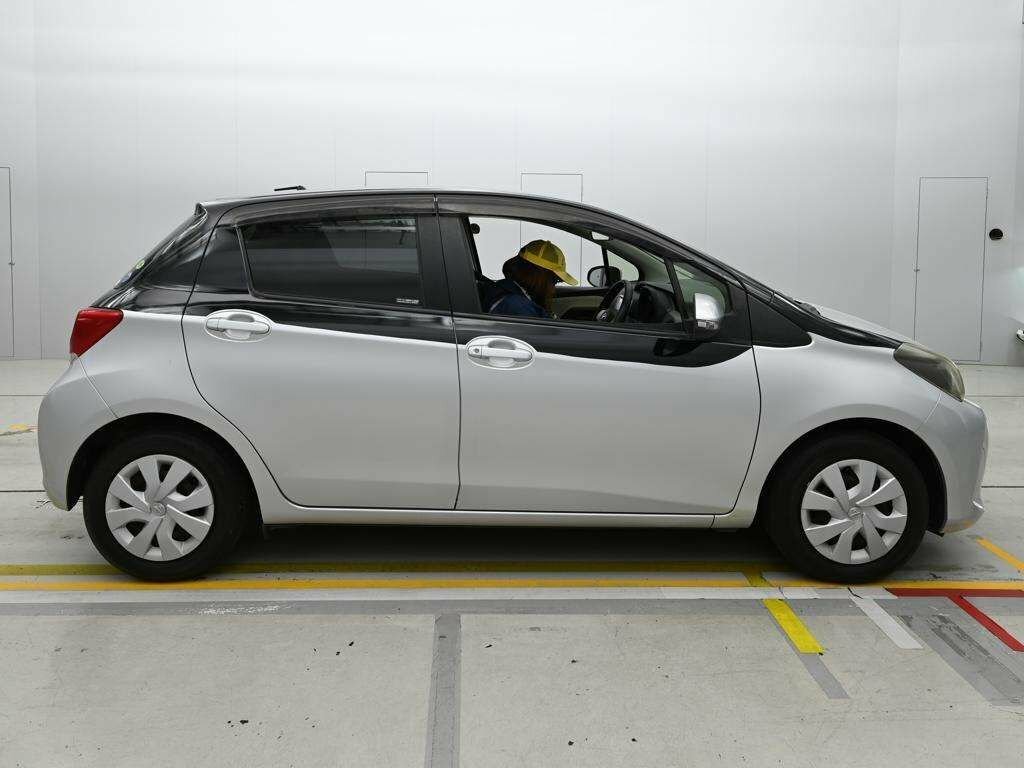 Toyota Vitz Hatchback Silver #5