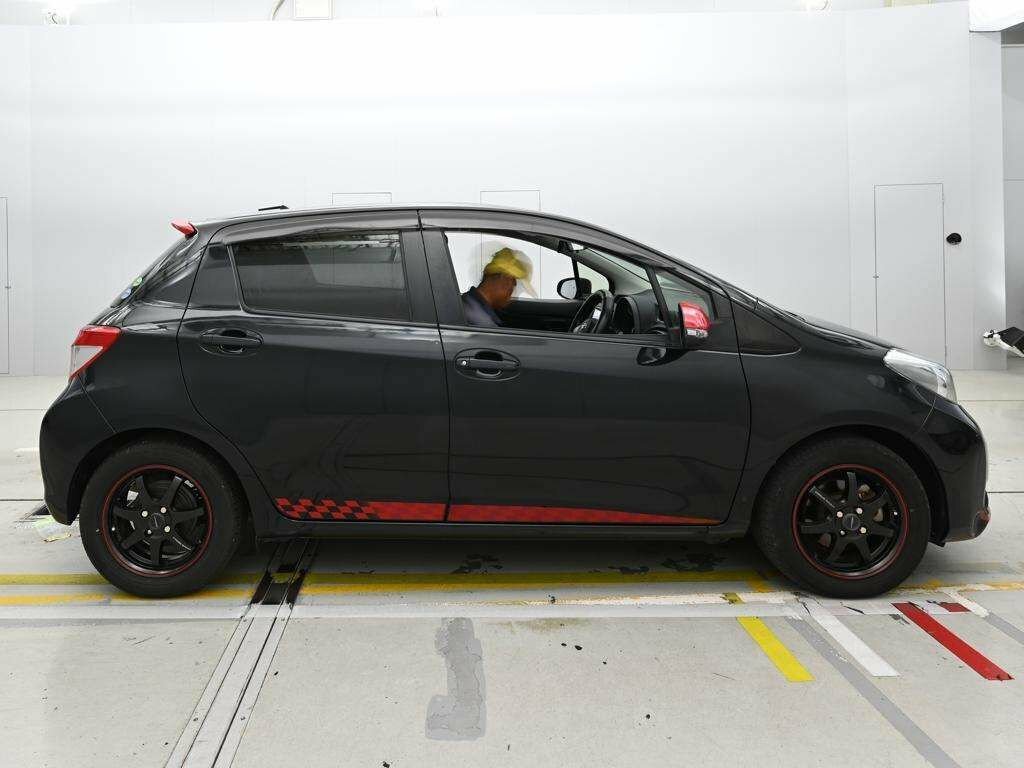 Toyota Vitz 1.0 Icon Hatchback 2011 - 2015 Silver #4
