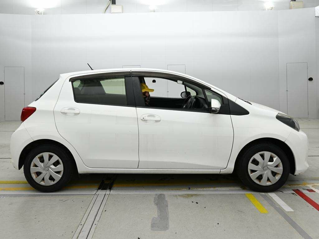 Toyota Vitz Hatchback White #5