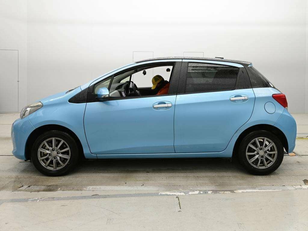 Toyota Vitz Hatchback Blue #6