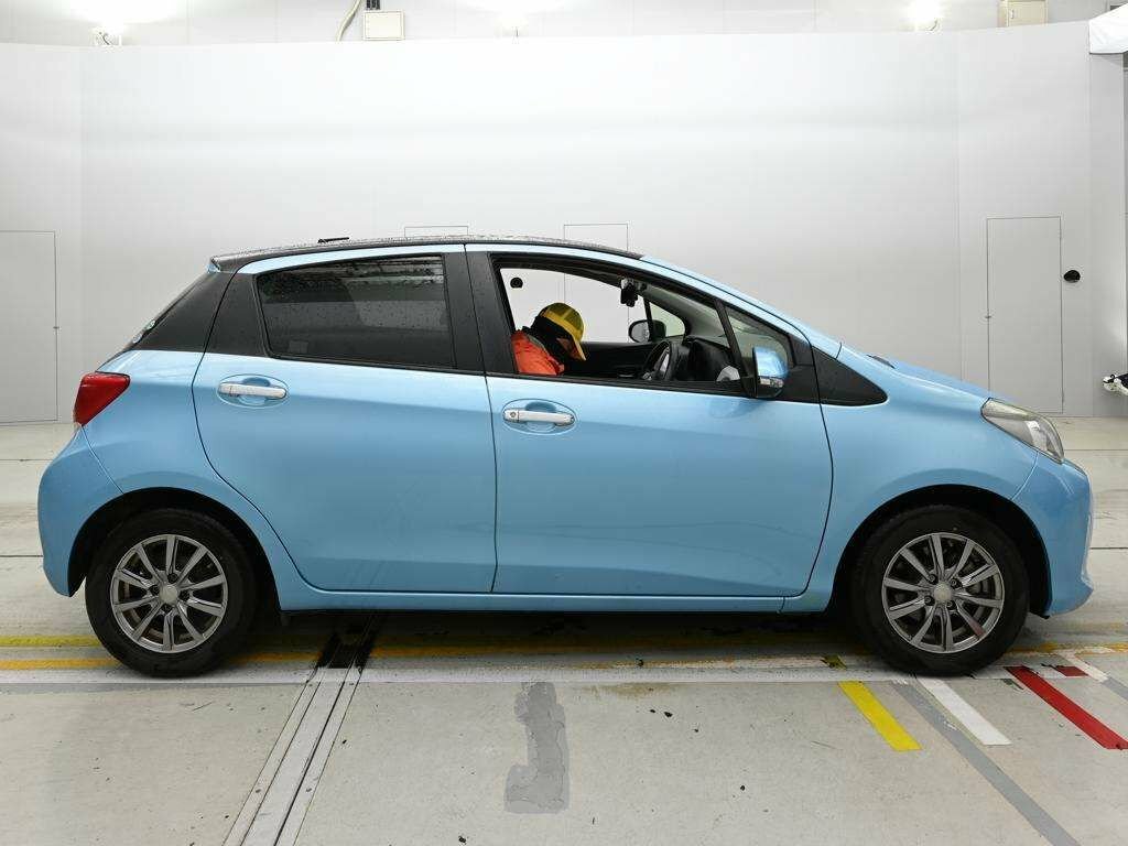 Toyota Vitz Hatchback Blue #5