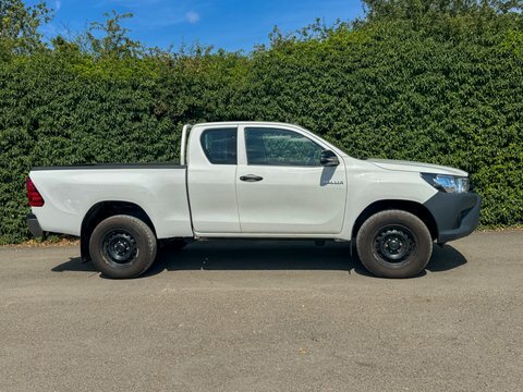 Toyota HILUX Active 2.4 White #4