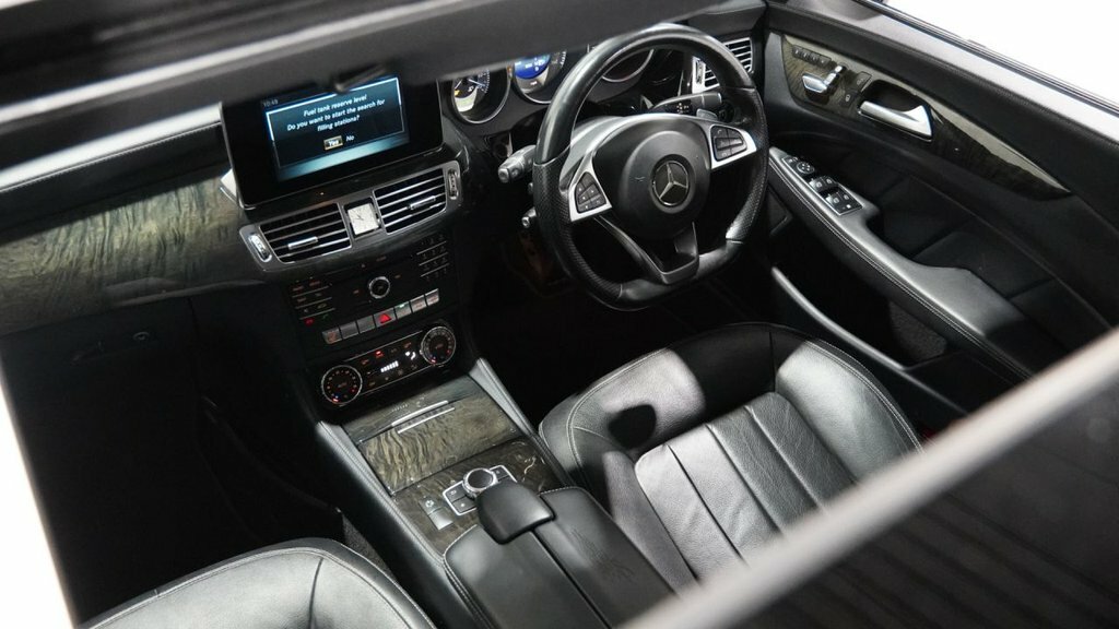 Mercedes-Benz CLS 2L Amg Line Black #2