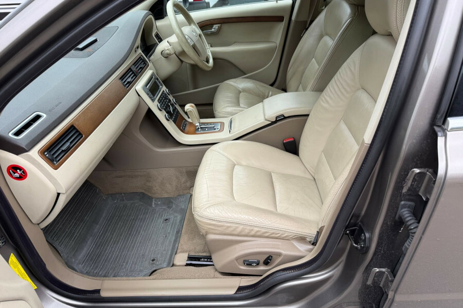 Volvo XC70 Estate 2.4 D5 Se Geartronic Awd 200858 Gold #17