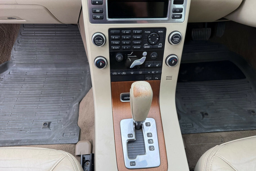 Volvo XC70 Estate 2.4 D5 Se Geartronic Awd 200858 Gold #19