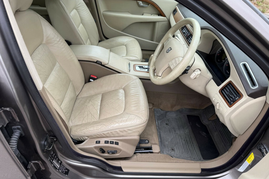 Volvo XC70 Estate 2.4 D5 Se Geartronic Awd 200858 Gold #11