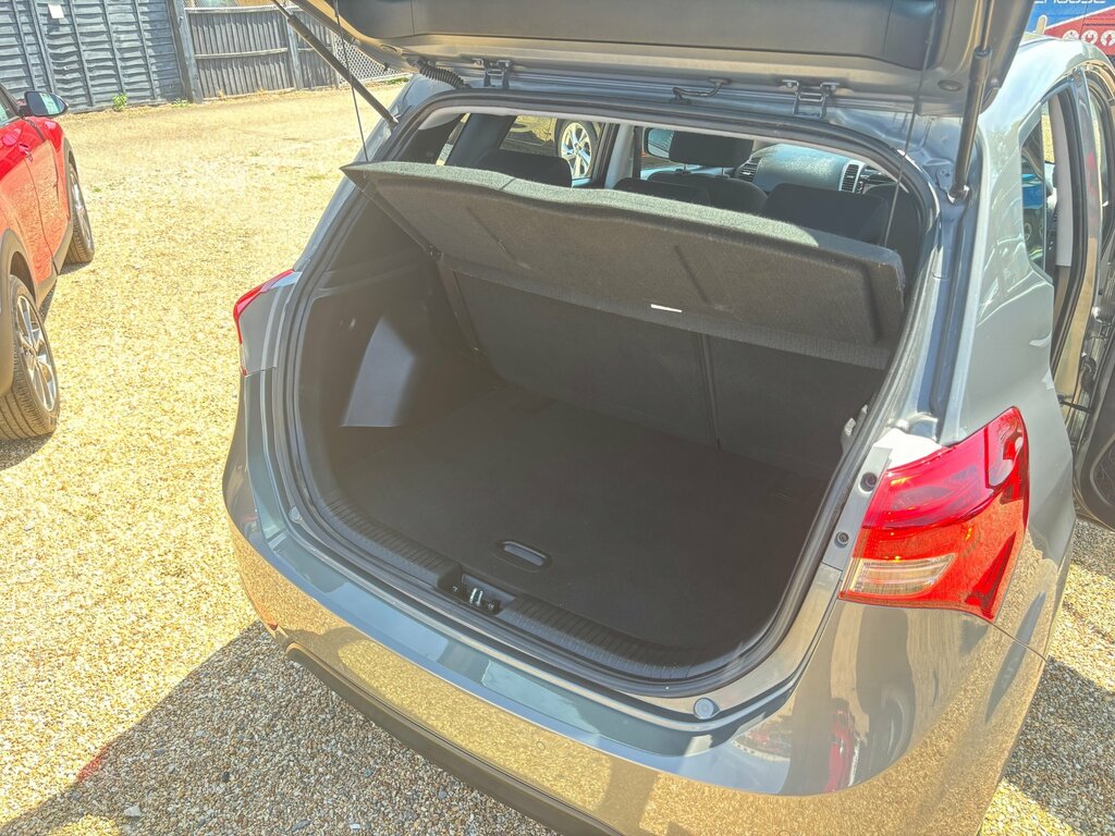 Hyundai Ix20 Hatchback White #48