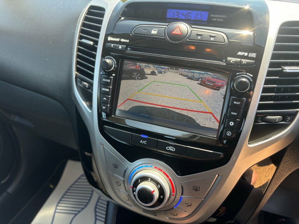 Hyundai Ix20 Hatchback White #9