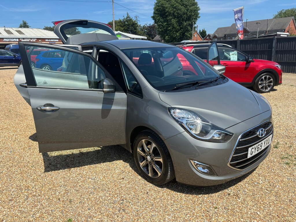 Hyundai Ix20 Hatchback White #19