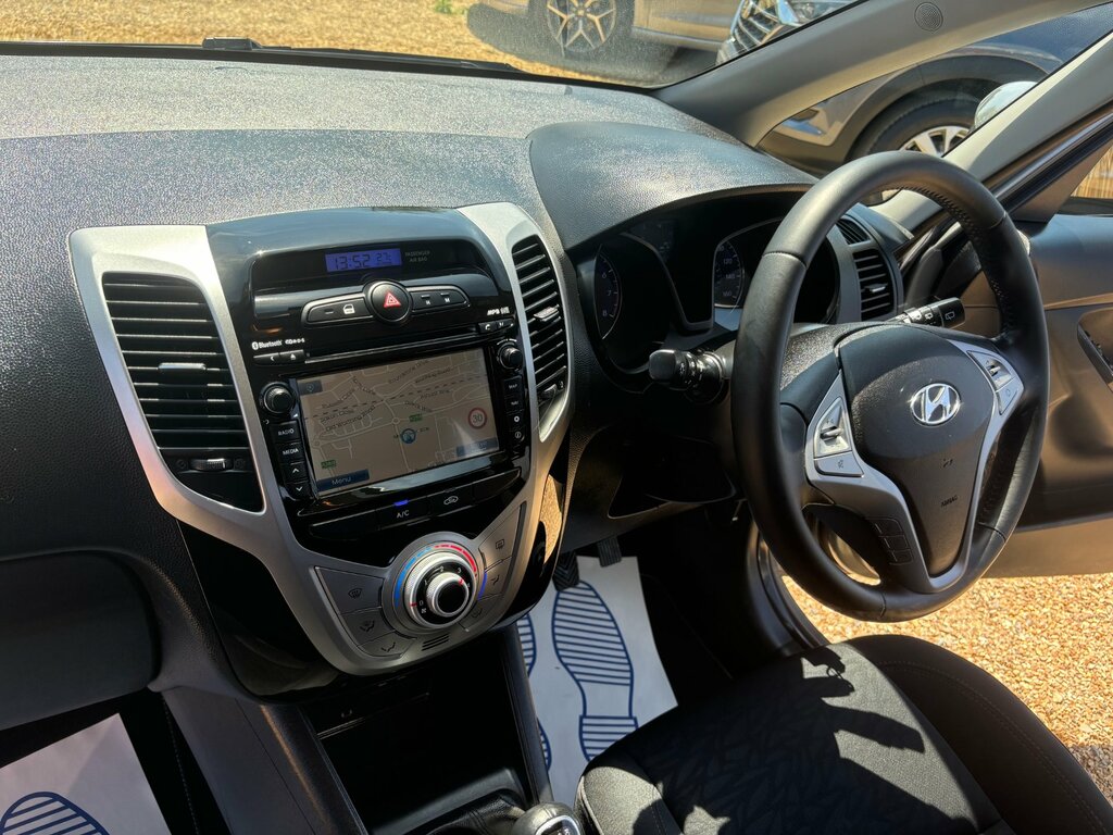 Hyundai Ix20 Hatchback White #41