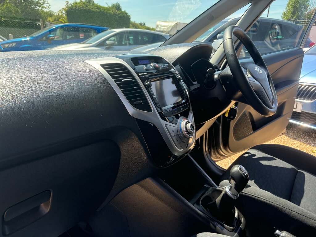 Hyundai Ix20 Hatchback White #11