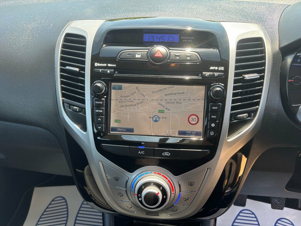 Hyundai Ix20 Hatchback White #10