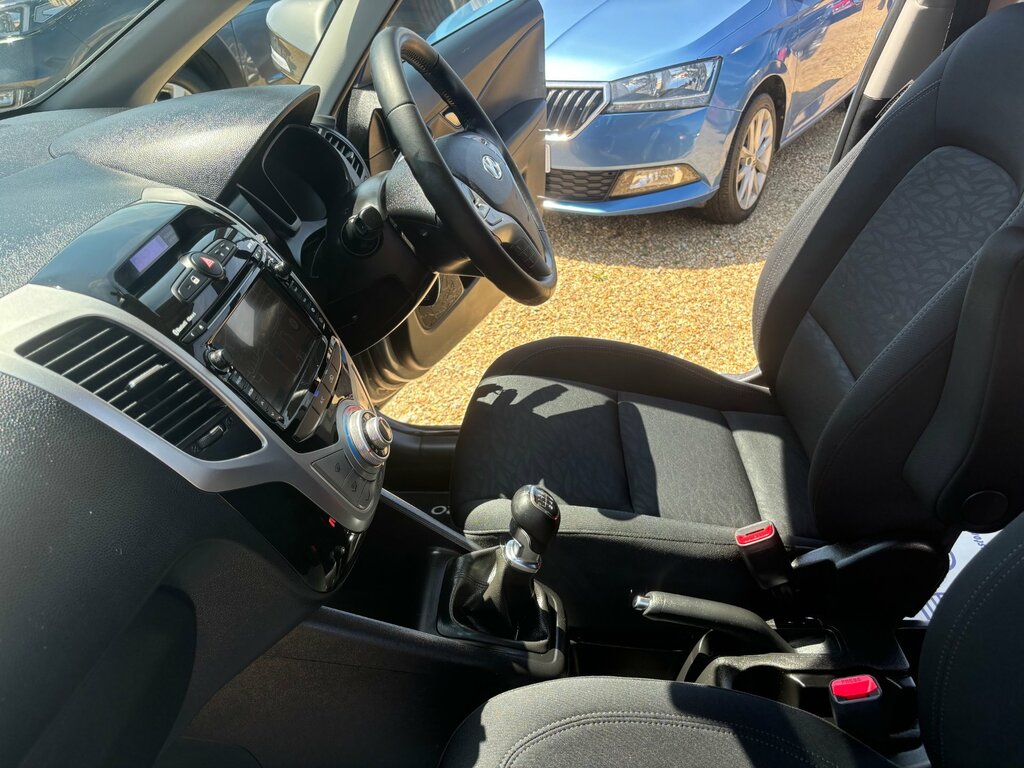 Hyundai Ix20 Hatchback White #38