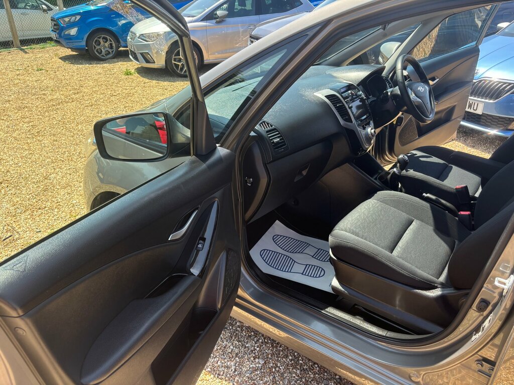 Hyundai Ix20 Hatchback White #15