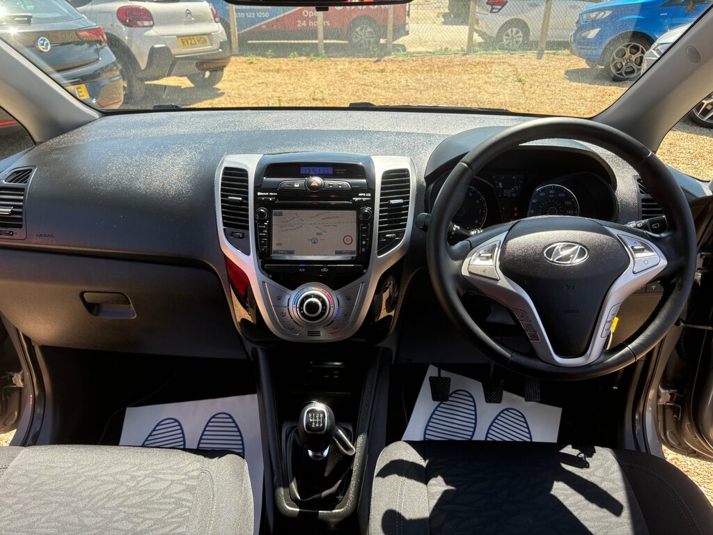 Hyundai Ix20 Hatchback White #36